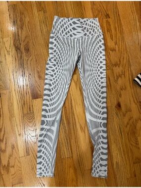 ALO Yoga Gray and White Abstract Geometric Leggings